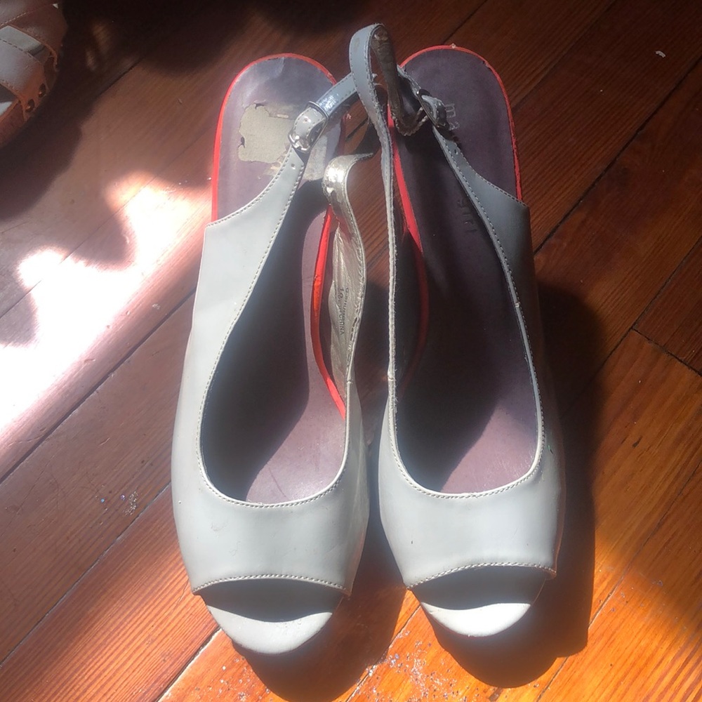 GREY HEELS